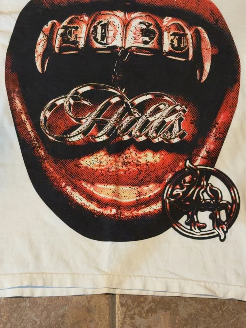 LOST HILLS White Graphic Men’s T-Shirt with Red/Black Mouth Print